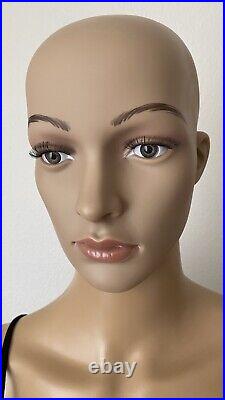 33/24/35 5ft 8 tall Female mannequin, head rotates